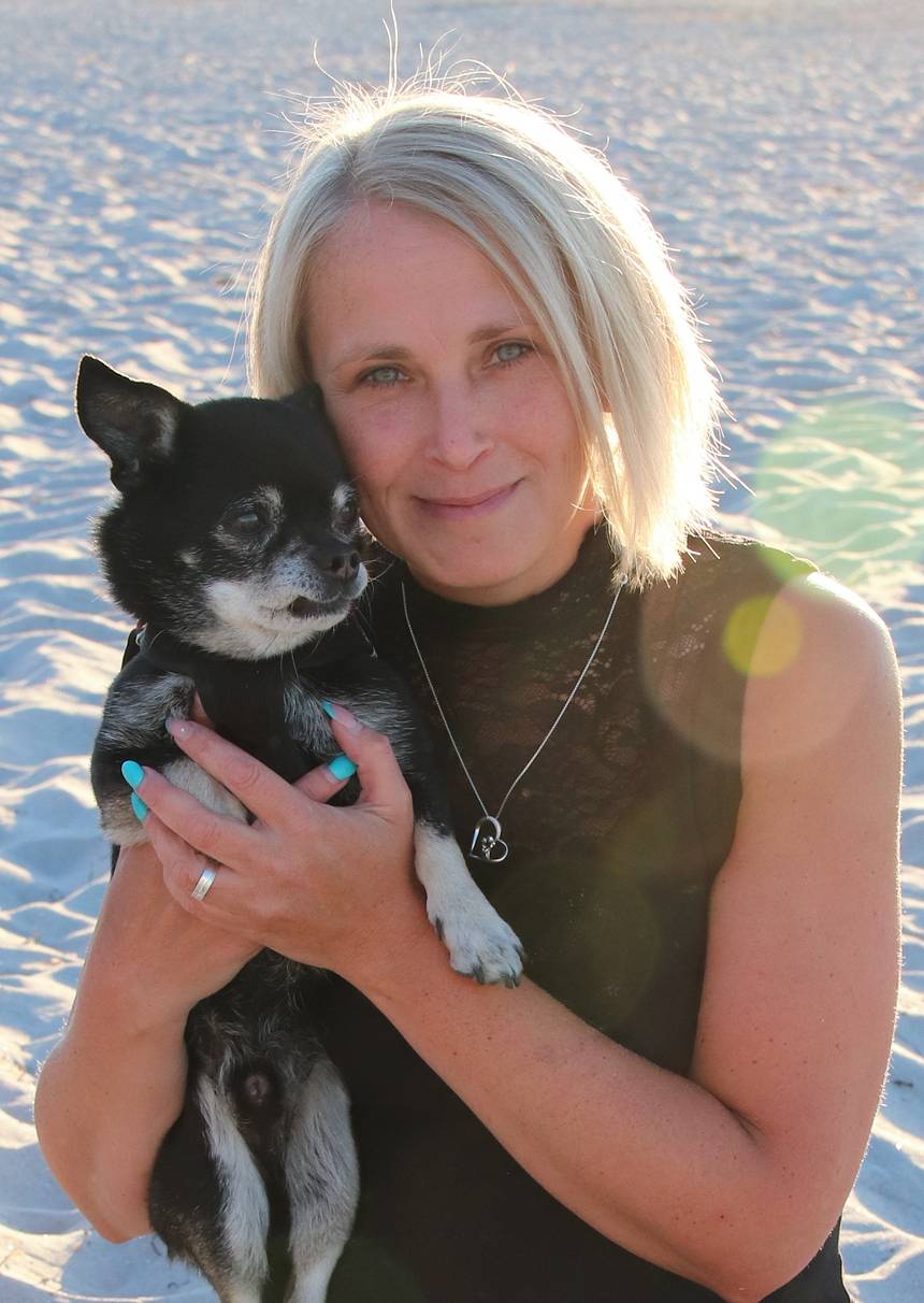 Porträt von Nadine Kanzler mit Therapiehund Sammy, Mitglied des Beirates